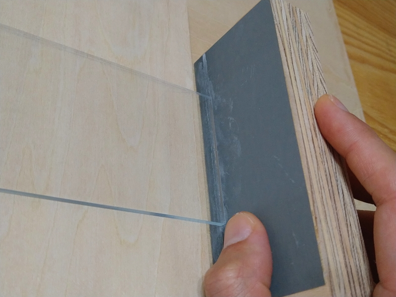 適切な大きさの木材に耐水ペーパーを貼り付け、アクリル板の切断面を磨く