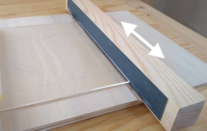 耐水ペーパーを貼り付けた木材をあてて、アクリル板の切断面をヤスリ掛けする
